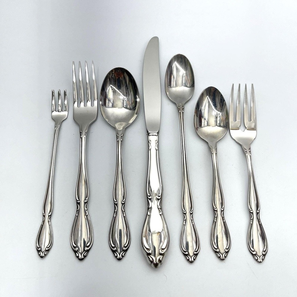 Stainless by Oneida Ltd Deluxe Strathmore Flatware Silverware 7 Piece Set